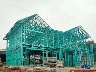 如果回看十年前，你會(huì)發(fā)現(xiàn)很多的農(nóng)村房屋都是由紅磚修葺起來(lái)的，紅磚瓦頂，很具有鄉(xiāng)村特色，可是過(guò)了幾年，屋頂就要重新修補(bǔ)一下，因?yàn)橄掠陼?huì)漏雨。如果想要重新蓋房，農(nóng)村房自建大多會(huì)選擇磚混結(jié)構(gòu)，在噪音和塵土中