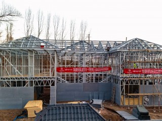 隨著氣溫下降，寒冬已悄然而至，工程項(xiàng)目的建設(shè)腳步也隨之慢了下來(lái)。目前，各在建工程多數(shù)已接近停工狀態(tài)，各大樓盤(pán)和自建房都陸續(xù)停工，步入冬歇期。而華能微排建筑仍在加班加點(diǎn)施工建設(shè)中，作為一種輕鋼結(jié)構(gòu)的新型